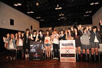 今週の人気の画像6位は「ゴールデンボンバー鬼龍院翔、試写会で恐怖体験に腰抜かす」より、公開収録後にはリスナーとの記念撮影会も実施。鬼龍院翔の隣には無表情のケイティが立った。