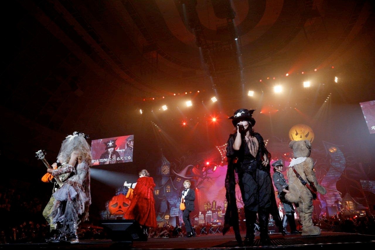 今週の人気の画像2位は「VAMPS、BREAKERZ、ABCらが神戸でハロウィン“競艶”」より、10月20日の神戸ワールド記念ホール公演で「HALLOWEEN PARTY」を熱演するHALLOWEEN JUNKY ORCHESTRAの面々。（撮影：今元秀明、田中和子）