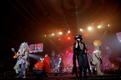 10月20日の神戸ワールド記念ホール公演で「HALLOWEEN PARTY」を熱演するHALLOWEEN JUNKY ORCHESTRAの面々。（撮影：今元秀明、田中和子）