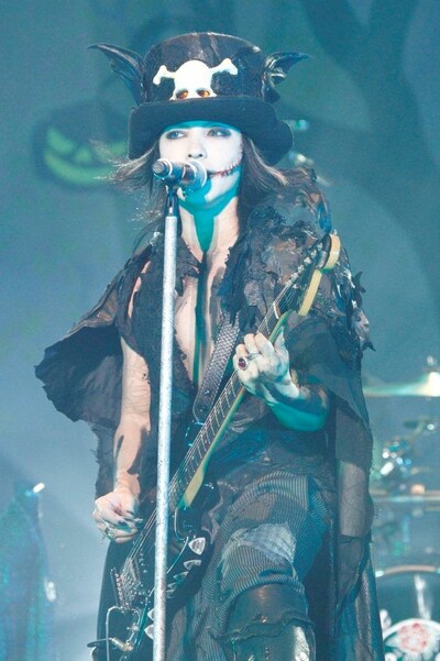 10月20日の神戸ワールド記念ホール公演よりHYDE。（撮影：今元秀明、田中和子）