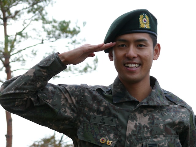 除隊当日、敬礼をするK。