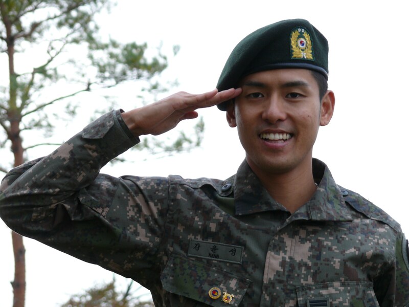 除隊当日、敬礼をするK。