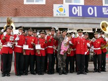 Kは軍の楽隊に見送られて施設を後にした。