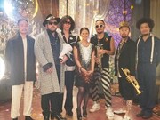 スタジオライブ収録後の小泉今日子（写真左から4番目）とSOIL & "PIMP" SESSIONS。