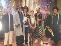 スタジオライブ収録後の小泉今日子（写真左から4番目）とSOIL & "PIMP" SESSIONS。
