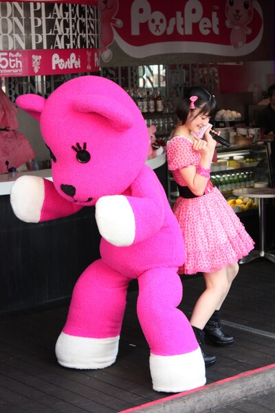 PostPetのモモ（左）と“ももアタック”で対決するももち（右）。