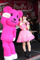 PostPetのモモ（左）と“許してにゃん”ポーズを決めるももち（右）。