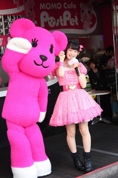 PostPetのモモ（左）と“許してにゃん”ポーズを決めるももち（右）。