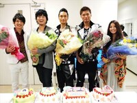 収録後には西島隆弘、秦基博、KENCHI、SHOKICHI、Rihwa（写真左から）の誕生祝いが行われた。