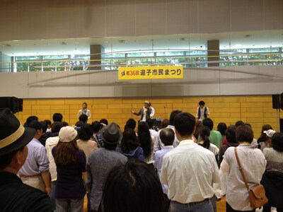 10月21日に地元・神奈川の逗子アリーナで行われた市民祭りでライブを披露する逗子三兄弟。