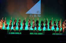 乃木坂46のライブの様子。