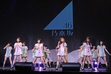 乃木坂46のライブの様子。