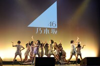 乃木坂46のライブの様子。