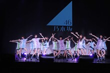 乃木坂46のライブの様子。