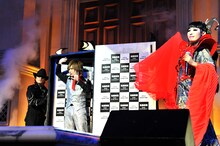 プリンセス天功（右）のイリュージョンで登場した鬼龍院翔（左から2番目）。