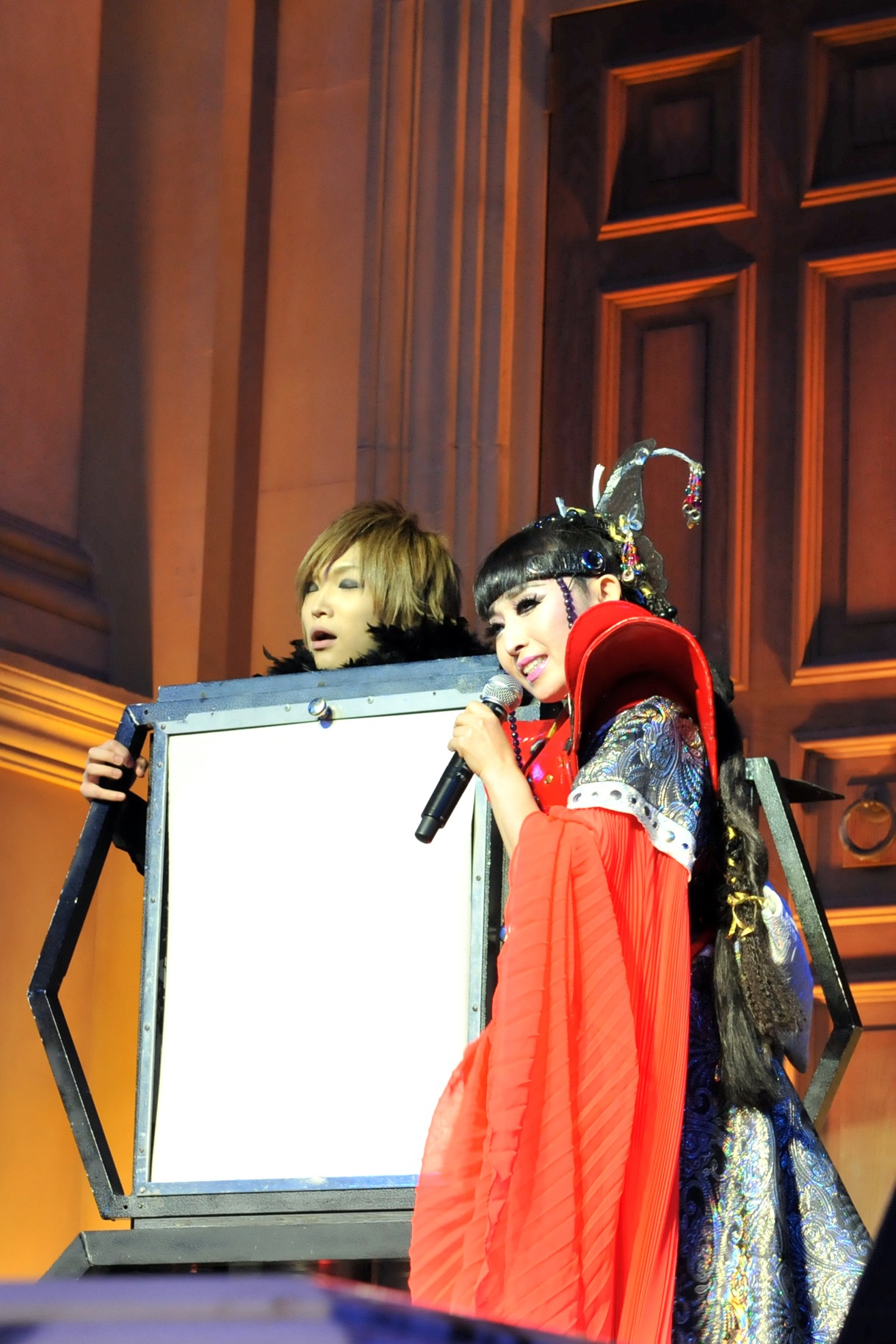 プリンセス天功（右）に箱に押し込められ、怯えた表情の鬼龍院翔（左）。