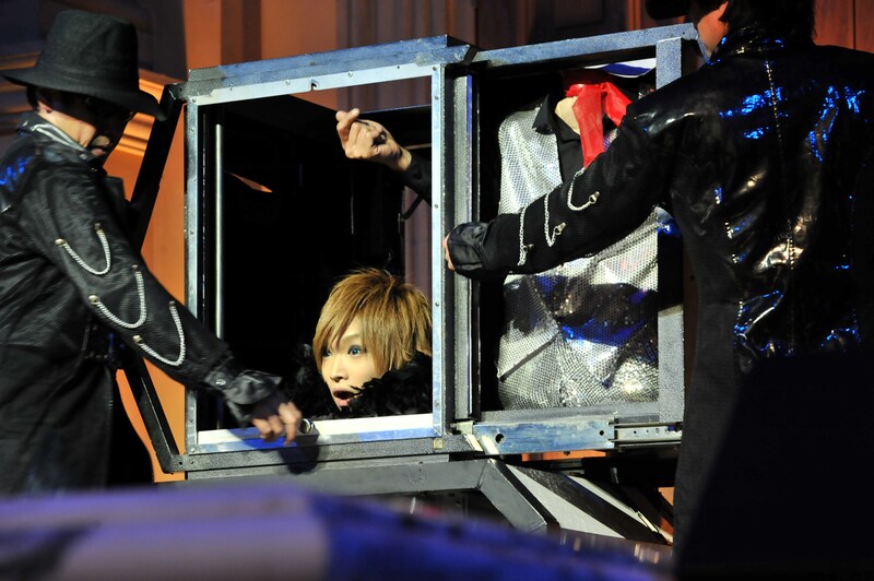 鬼龍院の身体がバラバラになると、会場からは驚きの声が。