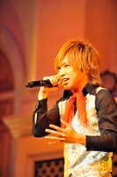 「Life is SHOW TIME」を熱唱する鬼龍院。