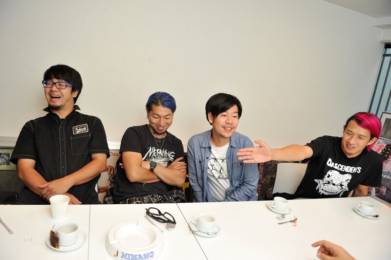 写真左からYUICHI（B）、INOMAN（Dr）、YOKKUN（G, Cho）、HAYATO（Vo, G）。