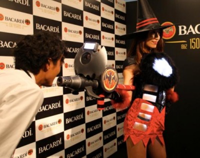「BACARDI SCREAM GIRL」による絶叫収集の様子。