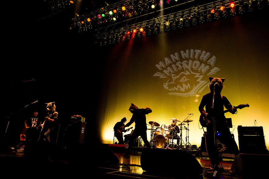 MAN WITH A MISSIONのライブの様子。