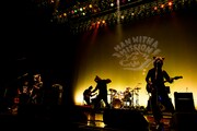 MAN WITH A MISSIONのライブの様子。