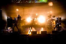 MAN WITH A MISSIONのライブの様子。