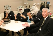 楽屋ですき焼きを食べるMAN WITH A MISSIONのメンバー（写真右は松谷孝征コ・フェスタ実行副委員長）。