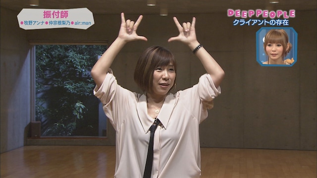 AKB48「ポニーテールとシュシュ」の振り付けを解説する牧野アンナ。