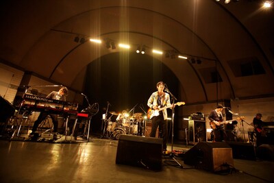 秋らしいきりっと引き締まった空気の中で熱演するフジファブリック。