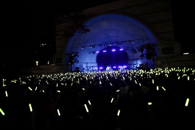 「Light Flight」の演奏中にはFreFlowの放つ光がステージ周辺を包み込んだ。