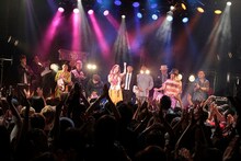 7組の男性アーティストが傳田真央を囲んだ「傳田真央“MENZ Collaboration”Special Live ～今宵はMENZとコラボです～」アンコールの様子。