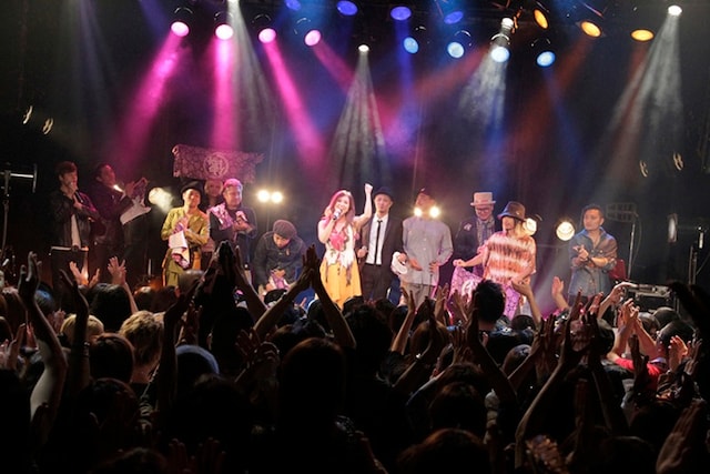 7組の男性アーティストが傳田真央を囲んだ「傳田真央“MENZ Collaboration”Special Live ～今宵はMENZとコラボです～」アンコールの様子。