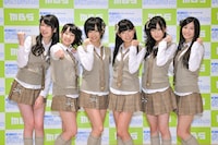 会見に出席したNMB48メンバー。左から吉田朱里、小笠原茉由、山本彩、渡辺美優紀、矢倉楓子、上西恵。