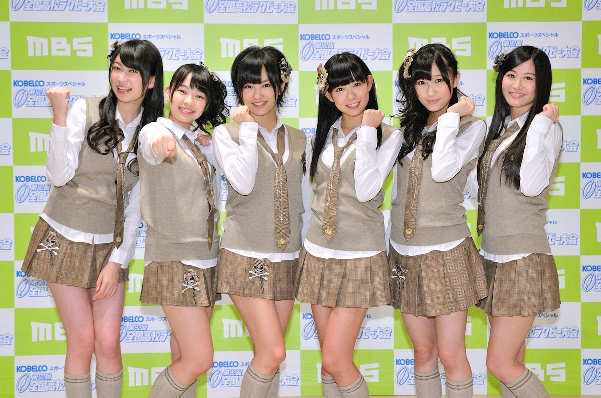 会見に出席したNMB48メンバー。左から吉田朱里、小笠原茉由