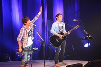 「YUZU LIVE CIRCUIT 2012 YUZU YOU ～二人で、どこへでも～」横浜文化体育館公演の様子。