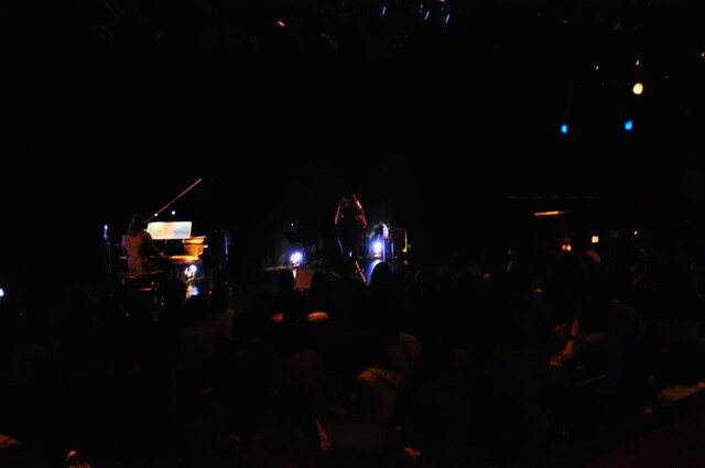 写真は10月25日のビルボード大阪でのライブの模様。