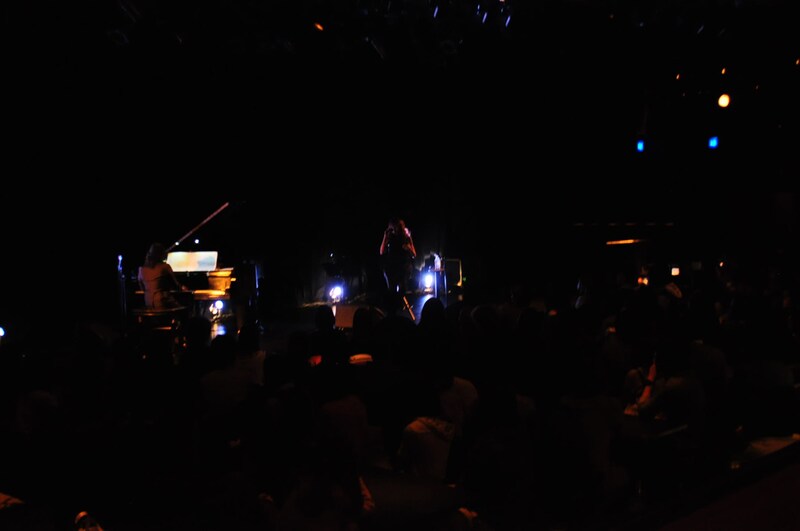 写真は10月25日のビルボード大阪でのライブの模様。