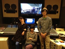 小南泰葉（写真中央）と蜜