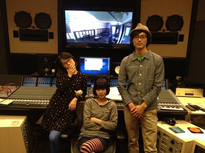 小南泰葉（写真中央）と蜜