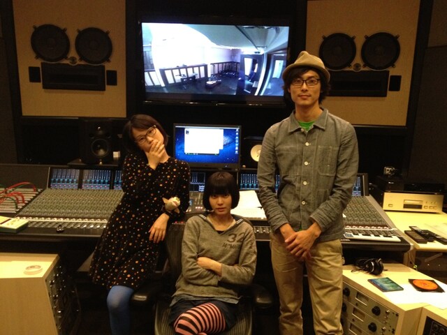 小南泰葉（写真中央）と蜜