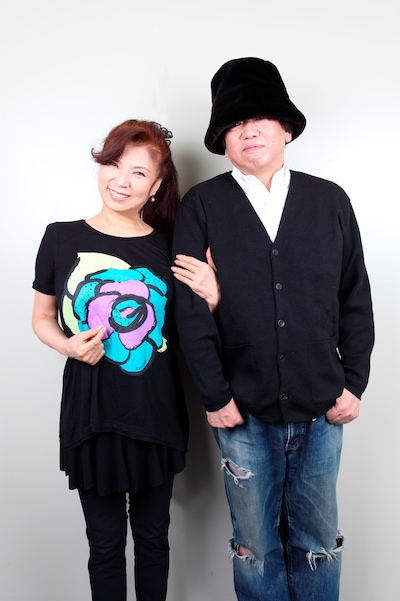 八代亜紀（写真左）と小西康陽（右）のツーショット。