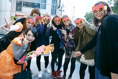 AKB48「UZAメガネ」配布の様子。