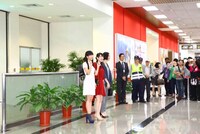 台湾の空港に到着したPerfume。