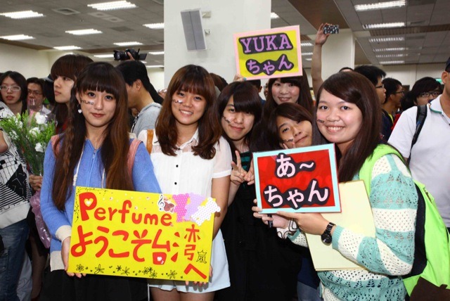 Perfumeが台湾の空港に到着した際に出迎えた大勢のファン。