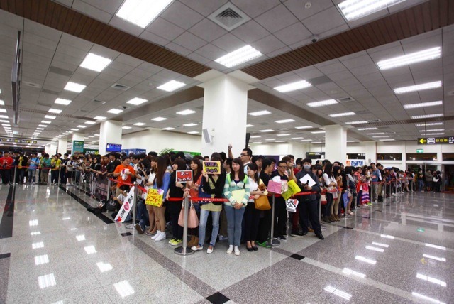 Perfumeが台湾の空港に到着した際に出迎えた大勢のファン。