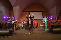 「キャデラック」を披露中のバンド。