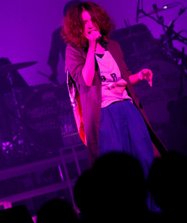 10月26日に埼玉・戸田市文化会館で行われたツアー初日公演の模様。