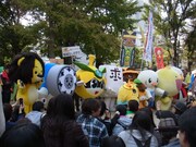 ほかのゆるキャラたちと並び、カメラを向けられるラグベベ。