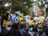 ほかのゆるキャラたちと並び、カメラを向けられるラグベベ。